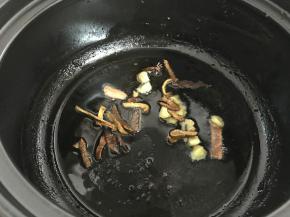 砂锅中留底油放入老姜、陈皮、桂皮等爆香。