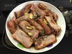 用生抽和料酒，黑胡椒碎腌2小时以上。