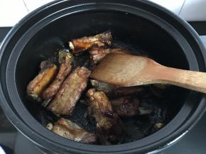 放入排骨翻炒均匀。