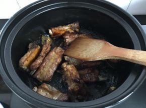 放入排骨翻炒均匀。