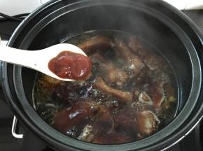 煮开后放入1大勺番茄酱。