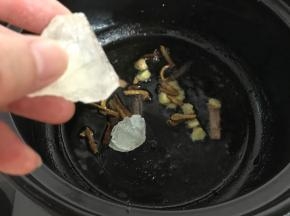 再放入冰糖，炒至冰糖融化。