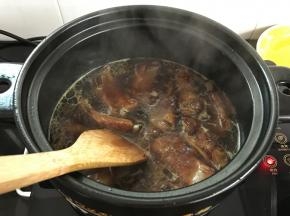 加入没过排骨的开水。