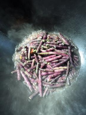 起锅前加入适量的鸡粉翻炒均匀即可！