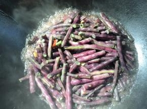 起锅前加入适量的鸡粉翻炒均匀即可！