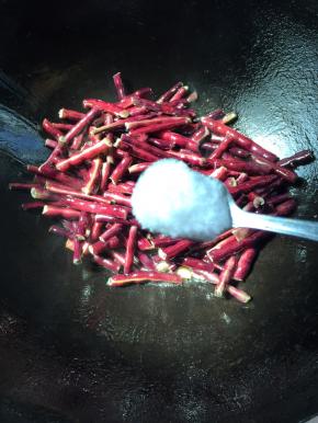 加入一勺盐翻炒均匀！