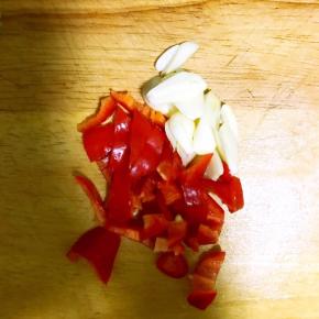 3. 腌制过程中调制酱料，先把辣椒切段，蒜切片