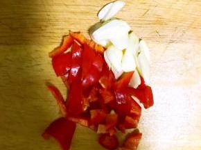 3. 腌制过程中调制酱料，先把辣椒切段，蒜切片
