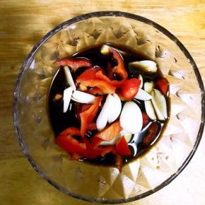 5.将切好的辣椒和蒜放入碗中，搅拌均匀