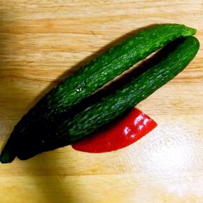 1.将黄瓜，红辣椒洗净备用