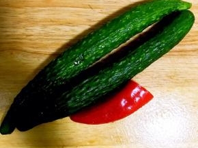 1.将黄瓜，红辣椒洗净备用