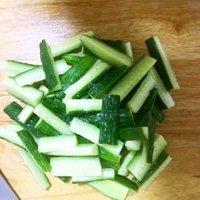 2.将黄瓜切段，撒一勺盐一勺糖腌制半小时