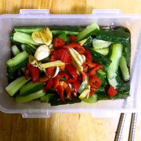 7.将调好的酱料倒入盒中