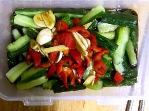 7.将调好的酱料倒入盒中