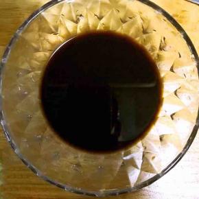 4.将适量生抽，与生抽等量的醋，一勺糖放入碗中，并搅拌均匀