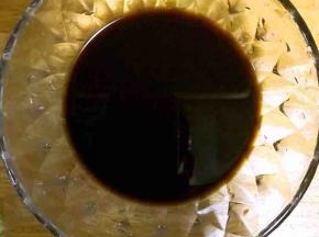 4.将适量生抽，与生抽等量的醋，一勺糖放入碗中，并搅拌均匀