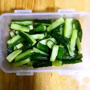 6.腌好的黄瓜挤水后装入保鲜盒