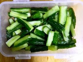 6.腌好的黄瓜挤水后装入保鲜盒
