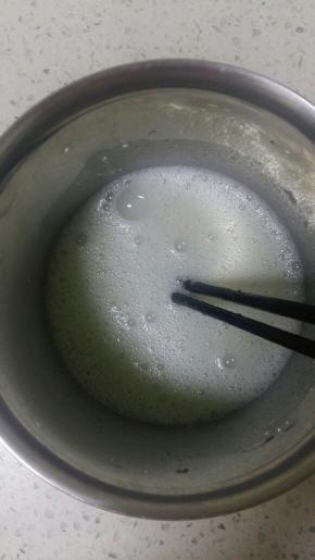 先把容器放入锅中开水煮沸消毒，然后沥干水份，把白糖全部倒入消毒过的容器中，再倒入少量的牛奶，搅拌，直到白糖全部融化