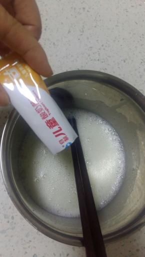 在倒入菌粉，搅拌至菌粉全部融化