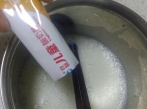 在倒入菌粉，搅拌至菌粉全部融化