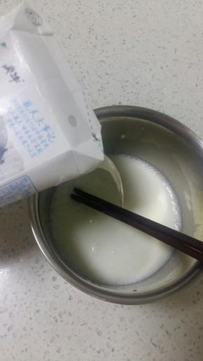 然后倒入牛奶边倒边搅拌
