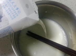 然后倒入牛奶边倒边搅拌