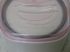 最后放入酸奶机中，插上电，一晚上的时间酸奶就做好了