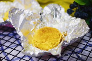 放入预热好的烤箱，上火220，下火180，中层25分钟；翻面继续烤5分钟即可
成品会出油，很正常