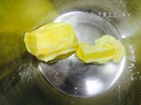 黄油室温软化，不可以直接加热，会化成液态。
