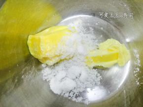 软化的黄油加入细砂糖，打发，发白就可以啦