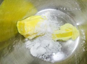 软化的黄油加入细砂糖，打发，发白就可以啦