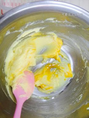 将蛋黄和打发的黄油充分拌匀，注意不要打发过头；