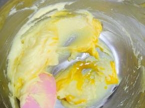 将蛋黄和打发的黄油充分拌匀，注意不要打发过头；