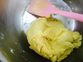 用刮刀拌均匀，成团