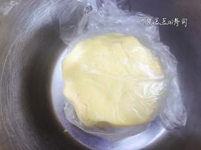 用保鲜膜或保鲜袋包裹，放在冰箱醒发30分钟以上