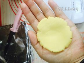 醒好的月饼皮面团也分成25g一个，搓圆在手心压扁