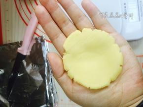醒好的月饼皮面团也分成25g一个，搓圆在手心压扁