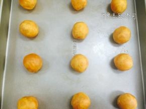这个用的是现成的月饼馅料，今年的馅料卖的还是挺火的，自己懒不愿意做所以就买现成的了，下次试试馅料自己做。金丝肉松馅分割成25g一个，我分出来12个，搓成团；
