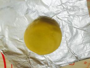 把月饼放在铝箔纸的中央，哑光的一面在里面