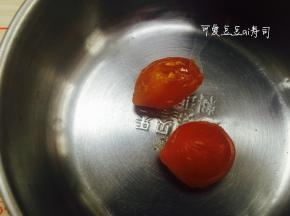 菜谱里我更改为4个咸鸭蛋黄，我觉得味道会更好吃。咸鸭蛋黄喷洒白酒放入烤箱150度烤5-8分钟