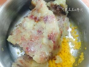 加入云腿月饼馅料