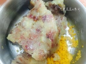 加入云腿月饼馅料