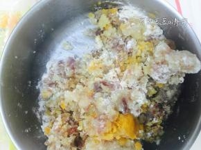 再加入低筋面粉，搅拌均匀