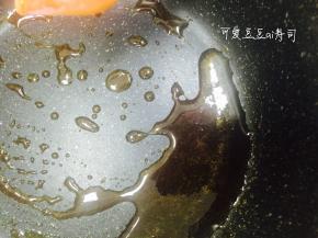 在锅中小火熬成糖浆，放凉待用，一定要放凉，要不猪油会化的