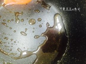 在锅中小火熬成糖浆，放凉待用，一定要放凉，要不猪油会化的