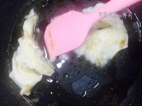 加入100g猪油，放拌均匀