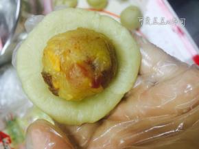 饼皮搓成25g一个的小剂子，包上月饼馅