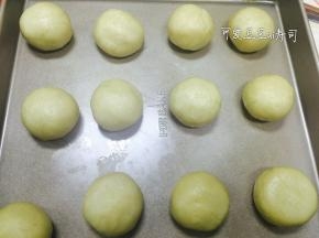 这个烤盘里放了12个，这个量应该还多一些，月饼按扁一些