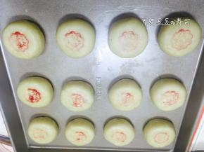 用小印章，蘸上食用色素，在月饼上盖上图案，是不是很好看